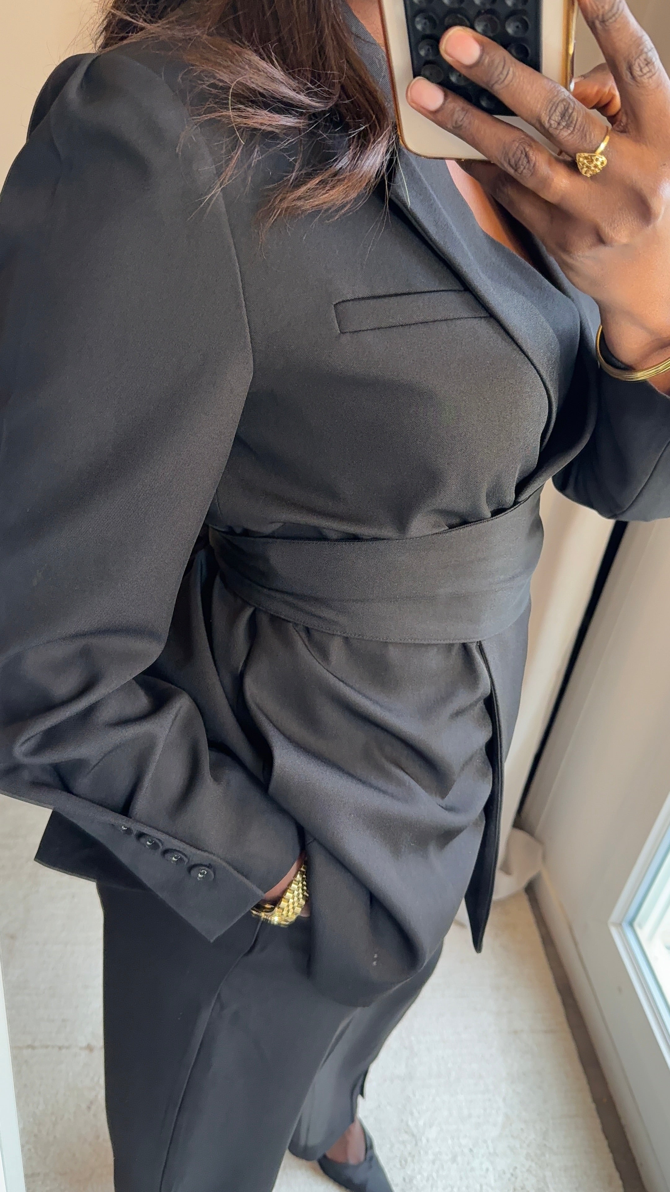 Blazer noir à boutons et avec ceinture