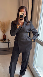 Blazer noir à boutons et avec ceinture